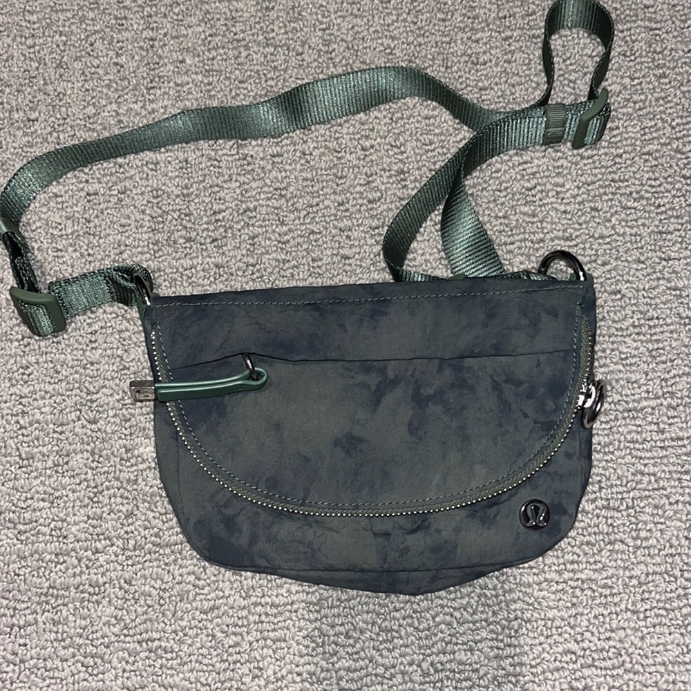 Lululemon  Crossbody Bag in Forest Green (micro 2liter All Night Festival bag)